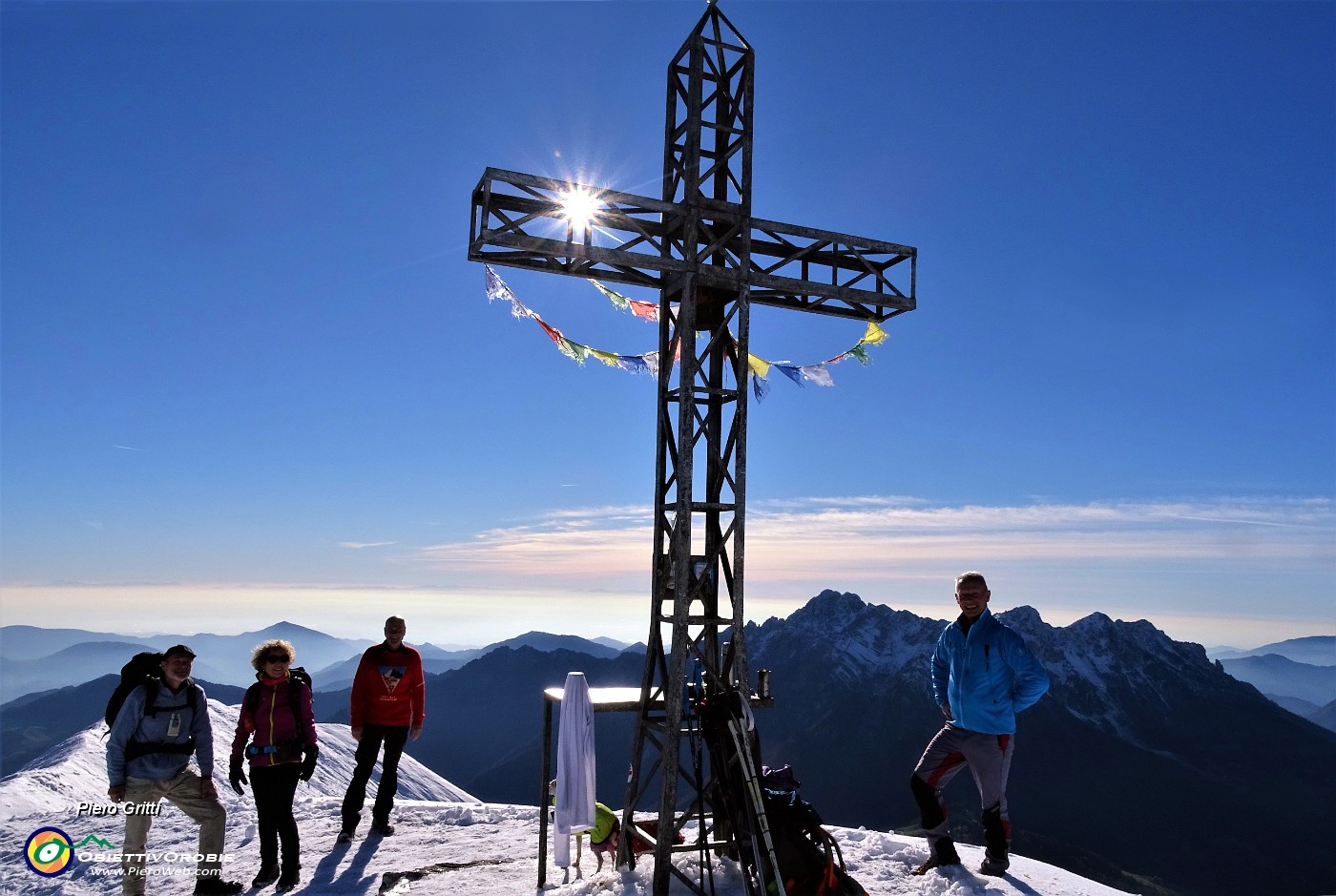 58 Foto di vetta in controluce alla croce di Cima Grem (2049 m).JPG -                                